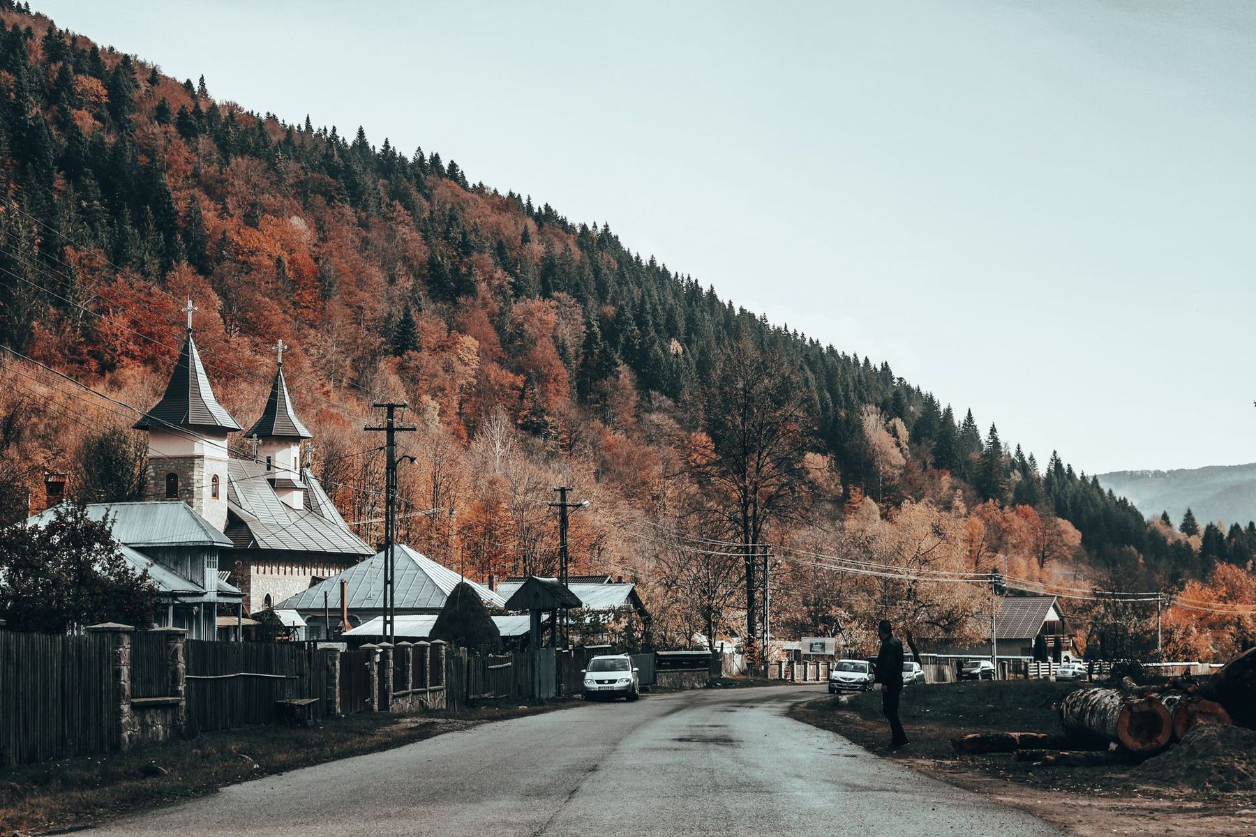 Oravská dedina pod horami na jeseň